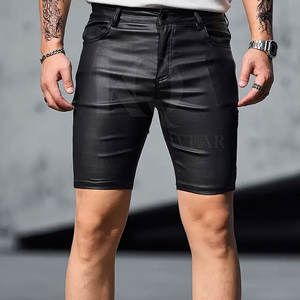 Shorts en cuir pour hommes avec ceinture ajustable, construction durable et style streetwear contemporain - Product Image 3