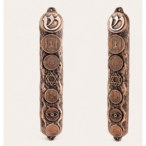 Étui à mezuzah artisanal en cuivre plaqué étain avec symboles juifs, Menorah traditionnelle et Étoile de David pour la bénédiction de la porte - Product Image 1