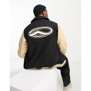 Veste varsity noire pour homme avec manches beiges et logo brodé au dos, design décontracté à col rabattu - Product Image 1
