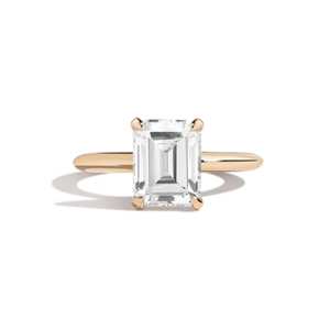 Bague de fiançailles personnalisée en or 14K 18K avec diamant de laboratoire taille émeraude de 2,5 carats, sertie quatre griffes, à bord ouvert, style solitaire à bords coupés - Product Image 1