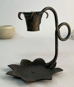 Support de bougie en fer forgé bronze antique, fait main, avec base en lotus, pour bougies coniques – Vente en gros - Product Image 2