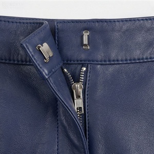 Mini-jupe en cuir PU pour femme, couleur unie, design droit avec poches, finition brillante, taille normale, à porter toute l'année - Product Image 4