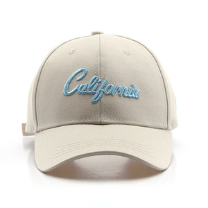 Service ODM 2026 : Casquette de baseball blanche 6 panneaux la plus demandée, imperméable, avec broderie personnalisée du logo en lettres rouges, ajustable par fermeture à pression - Product Image 2