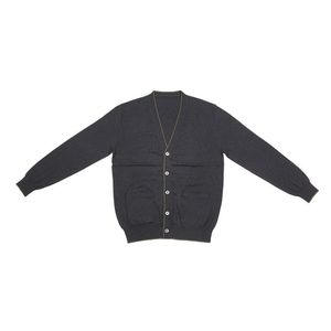 เสื้อคาร์ดิแกนสีเทาเข้ม ผ้าฝ้าย 100% พร้อมเสื้อเชิ้ตสีขาวซ้อนทับด้านหน้า  โลโก้  ชุดลำลองสมาร์ทแคชชวลสำหรับใส่ทำงานสำหรับผู้ชายมืออาชีพ - Product Image 5