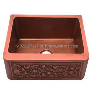 Évier de cuisine en cuivre de style ferme élégant, alliant tradition et commodité moderne dans une rénovation de cuisine résidentielle élégante - Product Image 1