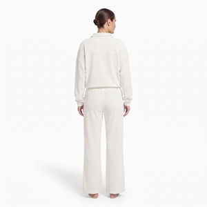 Conjunto de dos piezas de chándal de terciopelo para mujer, moderno, con hombros caídos, manga larga, cuello vuelto y pantalón jogger. - Product Image 4