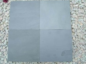Pierre d'ardoise naturelle noire avec bords sciés pour revêtements de sol intérieurs et extérieurs, bardage mural et applications décoratives - Product Image 1