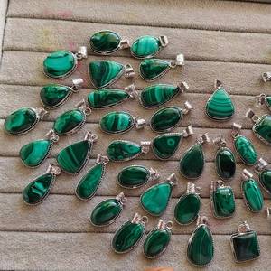 Collier pendentif en malachite verte naturelle, plaqué argent, cristal de guérison, éco-responsable, fait main, inspiré du Reiki, 100% - Product Image 3