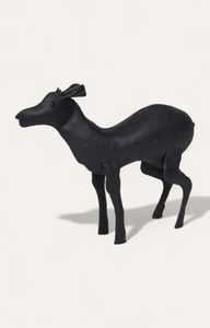 Figurine de cerf en plastique noir au design moderne pour décoration d'anniversaire, présentation sur table - Product Image 5