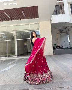 Conjunto de Lehenga de Diseño en Georgette Sintética Pesada con Lentejuelas y Cordones, Adorno Floral, Color Rosa Oscuro, Moda Femenina - Product Image 4