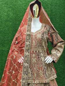 Lujoso conjunto de Lehenga nupcial Peplum de terciopelo con piedras Zarkan pesadas Dupatta nupcial completa y Lehenga acampanado para boda y fiesta - Product Image 6