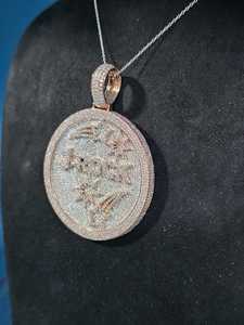 จี้ฮิปฮอปแบบกำหนดเองประดับเพชรโมอิสซาไนต์ VVS เงินแท้ 925 ชุบทอง ประดับเพชรเต็มวง จี้รูปวงกลมพร้อมอักษรย่อแบบสองสี - Product Image 4