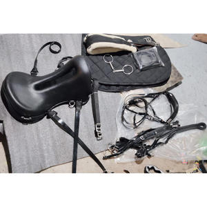 SE VENDE CONJUNTO DE SILLÍN ESTADO CON ALMOHADILLAS VENDAS GIRTH PP HALTER BITS ESTRIBOS Y BRIDA DE PVC ROJO EN DÓLAR 65 SE ACEPTA TARJETA DE CRÉDITO - Product Image 4