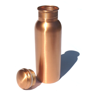 Bouteille d'eau en cuivre pur artisanale de qualité supérieure - Bouteille de bien-être ayurvédique pour une utilisation quotidienne durable à prix de gros - Product Image 4