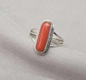 Anillo de coral rojo natural, cabujón ovalado largo, plata de ley 925, perfecto para regalo de mujer. - Product Image 1