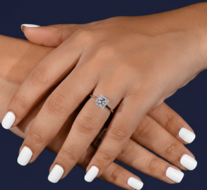 Anillo de Compromiso y Boda con Halo de Diamantes Cultivados en Laboratorio, Corte Princesa, 1.09 Quilates, Oro Blanco de 14K, Bañado en Rodio, VVS2, Certificado IGI - Product Image 5