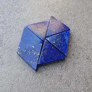 Cabochon en Lapis Lazuli Naturel Forme Triangulaire, Pierre Précieuse Calibrée à Dos Plat, pour la Fabrication de Bijoux - Product Image 4