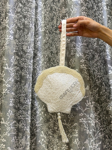 Bolso de mano artesanal de lujo con cuentas blancas, flecos de perlas y borlas, tipo minaudière, para novias, bodas, fiestas y eventos. - Product Image 3