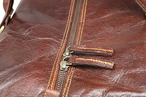 กระเป๋าเดินทางแฟชั่นสุดหรู หนังแท้ กระเป๋าสะพายข้างแบบดัฟเฟิล กระเป๋าสำหรับวันหยุดสุดสัปดาห์ กันน้ำ กระเป๋ากีฬา ผ้าแคนวาสเคลือบแว็กซ์  โลโก้สั่งทำได้  สำหรับทุกเพศ - Product Image 3