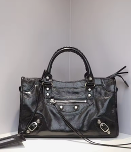 Nouveau sac fourre-tout bandoulière en cuir véritable Rivet pour moto avec fermeture éclair, style rétro sombre - Product Image 1