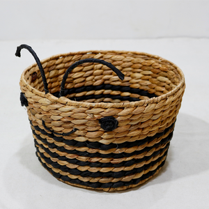 Panier de rangement en jacinthe d'eau en forme d'abeille, tressé à la main, organisateur mignon pour jouets de chambre d'enfant - Product Image 1