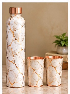Bouteille d'eau artisanale en cuivre avec deux tasses, finition martelée, vaisselle portable, style moderne, usage domestique - Product Image 6
