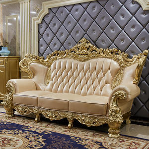 Cette ensemble de canapés de style royal en bois d'acajou est orné de sculptures artisanales complexes de Jepara et d'une finition dorée luxueuse. - Product Image 5