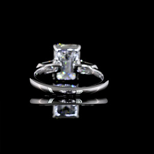 Anillo de Compromiso con Tres Diamantes Corte Esmeralda Cultivados en Laboratorio, Diamantes Laterales en Forma de Bala, Certificado IGI, Oro 10K-18K, Plata 925/935, Regalo - Product Image 4