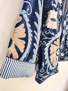 Veste bohème vintage en velours bleu marine brodée Suzani pour femme, col montant, motif floral fait main, manteau d'automne - Product Image 4