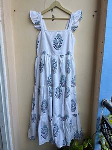 Vestido Maxi Bohemio Azul y Blanco para el Verano, Estampado Floral a Mano, Sin Mangas, de Algodón, con Cuello Cuadrado - Product Image 5