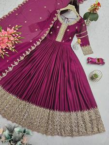 Salwar Kameez Tradicional Indio de Seda Pesada con Bordado Noha, Corte Ajustado, Diseño de Dupatta, Manga Larga, Listo para Usar - Product Image 4