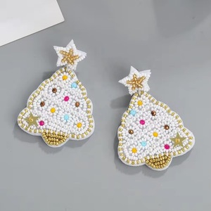 Pendientes de árbol de Navidad con cuentas, también llamados pendientes de bordado con cuentas de semillas, con diseño de mariposa tricolor y perlas finas. - Product Image 1