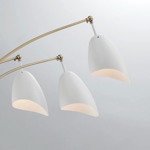 Elegante Lámpara de Pie con Acabado en Latón y Pantalla Clásica Tipo Tambor para Vestíbulo de Hotel - Product Image 4