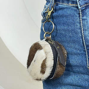 Monedero de cuero de vaca con pelo auténtico, con cremallera, forma redonda mini, para monedas, llaves y pequeños objetos esenciales, Expo Marzo 2026 - Product Image 4