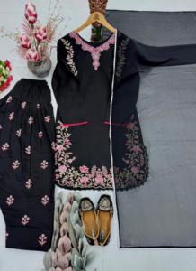 Ensemble prêt-à-porter en soie romaine noire, entièrement brodé par des artisans, avec bordure en dentelle fantaisie, comprenant haut, bas et dupatta. - Product Image 4