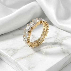 Anillo de Eternidad con Corte de Corazón Vintage de Oro de 18k, 4.80CTW, con Certificación IGI - Product Image 2