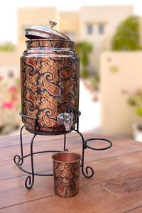 Dispensador de agua de cobre con construcción metálica resistente para restaurantes, hoteles, cafeterías y cocinas domésticas - Product Image 1