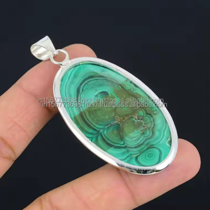 Colgante de piedras preciosas de malaquita natural Colgante de lazo de diseñador Colgante de plata esterlina Colgante de forma elegante Colgante de malaquita verde - Product Image 3