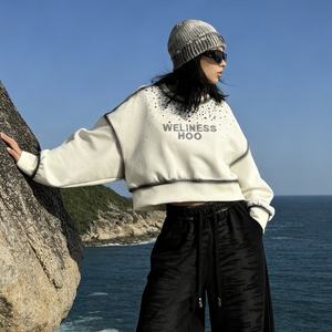 Conjunto de Moda Urbana Casual Unisex: Sudadera Blanca Bordada con Pedrería y Pantalones Anchos Negros - Product Image 4