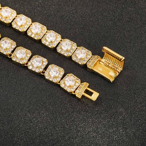 กำไลข้อมือเพชรโมอิสซาไนต์สุดหรูแบบ Iced Out ดีไซน์ Cuban Chain สไตล์ฮิปฮอป เหมาะสำหรับคอนเสิร์ตและการแสดงบนเวที มีจำหน่ายแล้ว - Product Image 3
