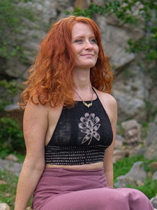 Crop top en crochet fait main pour femme, style bohème chic, col licou, noir, tricoté, motif floral imprimé, dos nu, tissé - Product Image 2