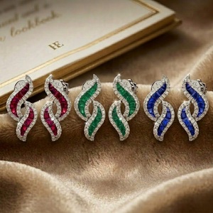 Pendientes de Oro Blanco de 18K de Lujo con Rubíes y Diamantes, Diseño en Forma de S, Ondulados, Curvos, con Engaste Invisible, como Regalo para Nueva Mamá - Product Image 4