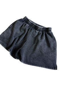 Shorts de moda para mujer con acabado elegante y tela transpirable, ideales para viajes y clima cálido. - Product Image 4