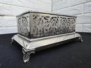 Élégant porte-boîte à mouchoirs argenté avec gravure florale ajourée complexe pour la réception des invités et comme centre de table dans le salon - Product Image 5