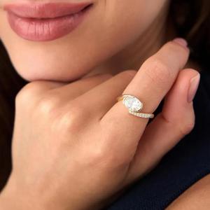Anillo de compromiso de diamante blanco de corte ovalado en oro amarillo macizo con banda de diamantes pavé en medio de la banda y bisel asimétrico moderno. - Product Image 2