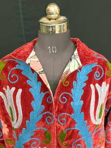 Veste kimono artisanale en velours Suzani, rouge, à fleurs, brodée à la main, manteau long, style bohème vintage, cardigan d'hiver pour femme - Product Image 4