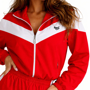 Conjunto Deportivo para Mujer al por Mayor, con Rayas Rojas en Contraste, Chaqueta Cortavientos con Cremallera Personalizada y Pantalones Jogger, Sudaderas con Etiqueta Privada OEM, EE. UU. - Product Image 6