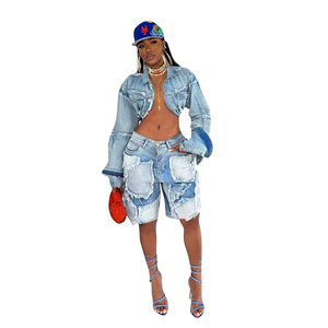 Ensemble crop top en jean déchiré pour femme, veste et short patchwork style streetwear, coupe ample, couleur bleue, idéal pour l'été - Product Image 2
