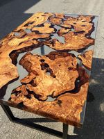 Table à manger moderne en bois massif avec bord naturel et plateau en résine époxy bleue, construction artisanale durable, mobilier de salle à manger haut de gamme
