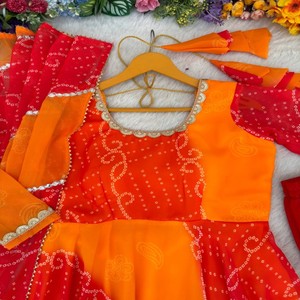 VASTRA COTTAGE Elegante Vestido Largo de Chifón Georgette con Mangas Largas y Dupatta Aari Espejado Hecho a Mano con Gotta Patti Dorado - Product Image 2